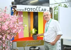 Pierre Demesmaeker of FotoCCar next to the 'Specials' trolley, a trolley with personalized background color.
